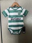 Body Camisola Sporting CP 25/26 Bebé – Equipamento Principal Verde e Branco