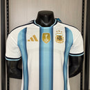 CAMISOLA ARGENTINA PRINCIPAL 26/27 COPA DO MUNDO 2026 COM PATCH - HOMEM (VERSÃO JOGADOR)