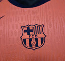 CAMISOLA BARCELONA III 2526 VERSÃO JOGADOR – EDIÇÃO TOTAL 90