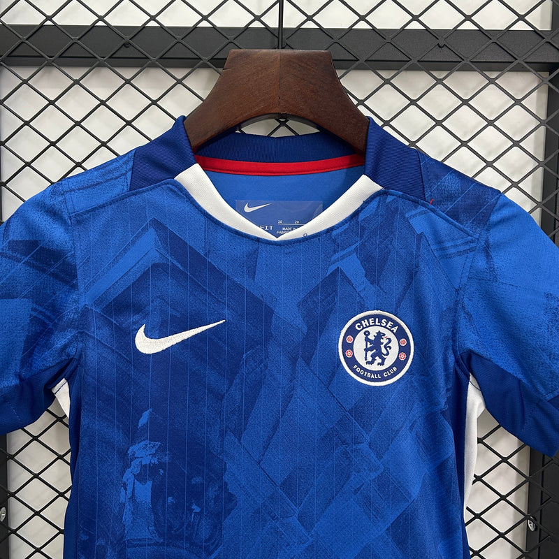 CAMISOLA CHELSEA I 25/26 – CONJUNTO INFANTIL DO EQUIPAMENTO PRINCIPAL AZUL