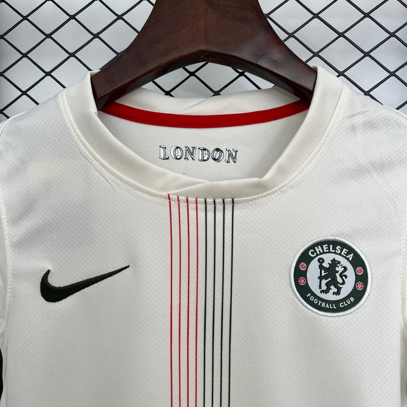CAMISOLA CHELSEA II 25/26 – CONJUNTO INFANTIL DO EQUIPAMENTO SECUNDÁRIO BRANCO