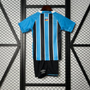 CAMISOLA GRÊMIO I 2526 CONJUNTO INFANTIL  TRADIÇÃO TRICOLOR PARA OS PEQUENOS TORCEDORES
