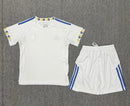 CAMISOLA LEEDS I 2526 CONJUNTO INFANTIL  EDIÇÃO OFICIAL DE REGRESSO À PREMIER LEAGUE