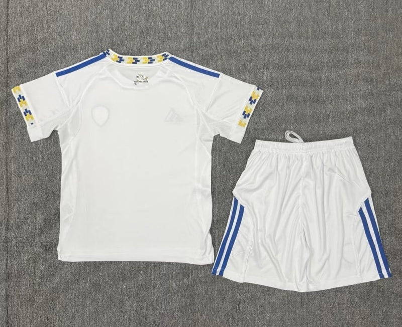 CAMISOLA LEEDS I 2526 CONJUNTO INFANTIL  EDIÇÃO OFICIAL DE REGRESSO À PREMIER LEAGUE