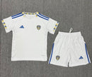 CAMISOLA LEEDS I 2526 CONJUNTO INFANTIL  EDIÇÃO OFICIAL DE REGRESSO À PREMIER LEAGUE