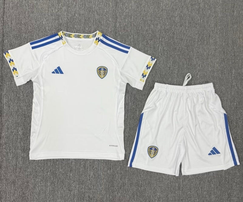 CAMISOLA LEEDS I 2526 CONJUNTO INFANTIL  EDIÇÃO OFICIAL DE REGRESSO À PREMIER LEAGUE