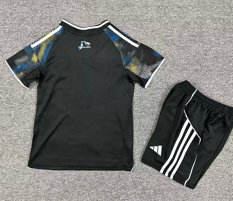 CAMISOLA LEEDS III 2526 CONJUNTO INFANTIL  TERCEIRO UNIFORME PREMIER LEAGUE