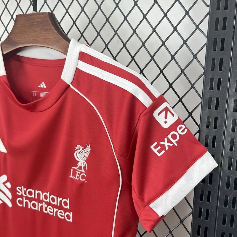 CAMISOLA LIVERPOOL HOME 25/26 – CONJUNTO INFANTIL DO EQUIPAMENTO PRINCIPAL