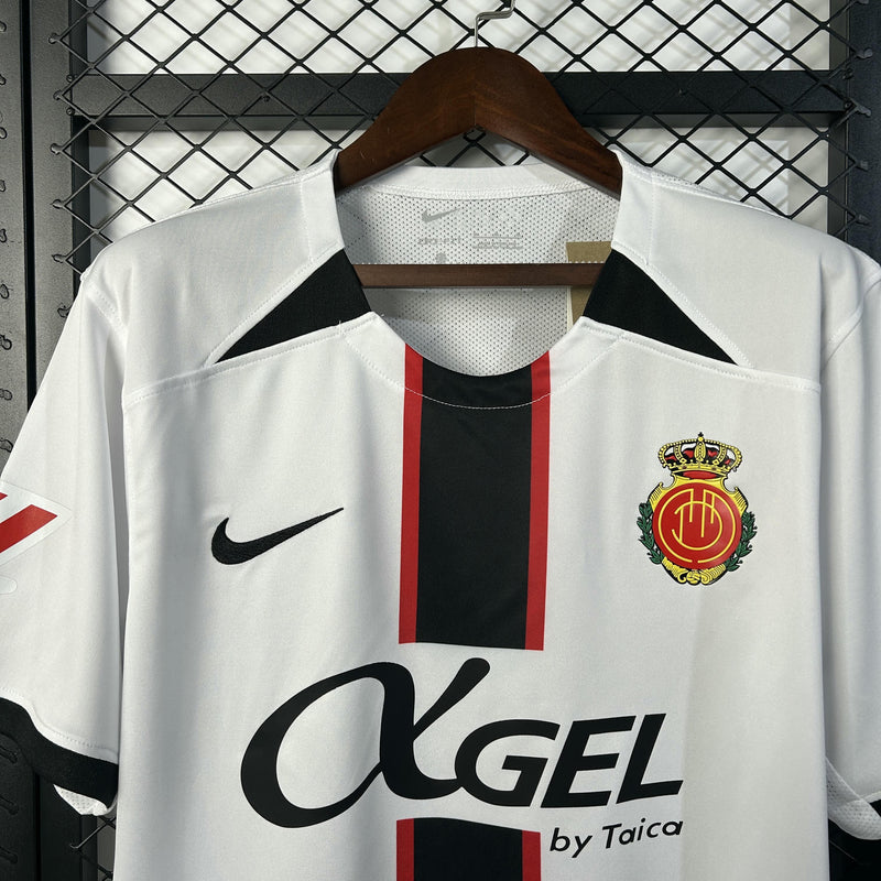 CAMISOLA MALLORCA II 25/26 – EQUIPAMENTO RESERVA MASCULINO BRANCO E PRETO