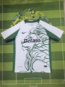 CAMISOLA SPORTING CP EDIÇÃO ESPECIAL LEÃO 25/26 - Homem