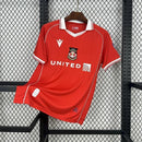 CAMISOLA WREXHAM AFC 2025/26 VERMELHA HOMEM – EQUIPAMENTO