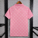 CAMISOLA REAL MADRID X LOUIS VUITTON EDIÇÃO ESPECIAL ROSA 26/27 HOMEM