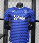 Camisola Everton I 2526 – Primeira Camisa Oficial (Versão Jogador)