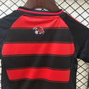 CAMISOLA FLAMENGO I 25/26 – CONJUNTO INFANTIL DO EQUIPAMENTO PRINCIPAL RUBRO-NEGRO