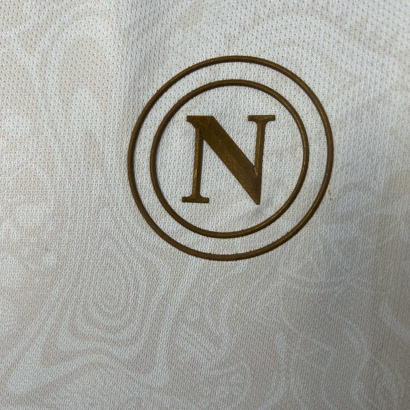Camisola Napoli II 25/26 – Equipamento Alternativo Branco com Dourado