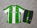 Camisola Real Betis I 2526 Infantil  Conjunto Titular Verde e Branco  Réplica Tailandesa