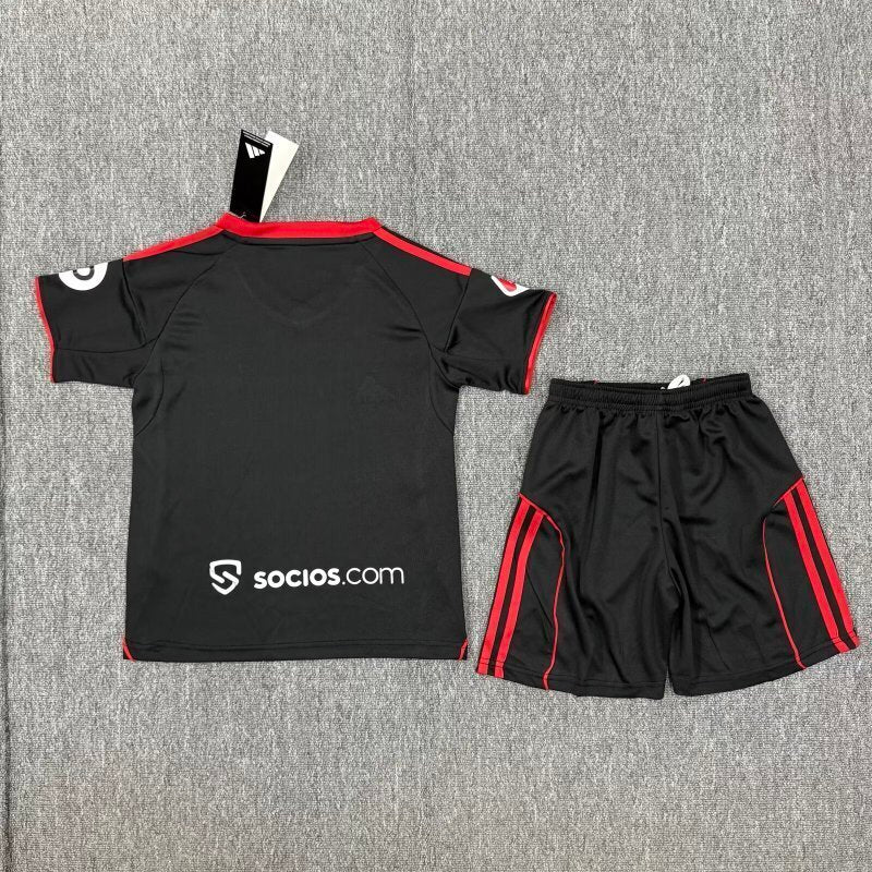 Camisola Sevilla III 2526 - Conjunto Infantil  Terceiro Uniforme Preto e Vermelho  Réplica Tailandesa