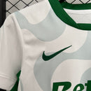 CAMISOLA SPORTING CP ALTERNATIVA BRANCA 25/26 CONJUNTO INFANTIL
