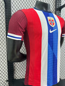 CAMISOLA NORUEGA I 24/25 HOMEM (VERSÃO JOGADOR) – MODELO PROFISSIONAL INSPIRADO NA BANDEIRA